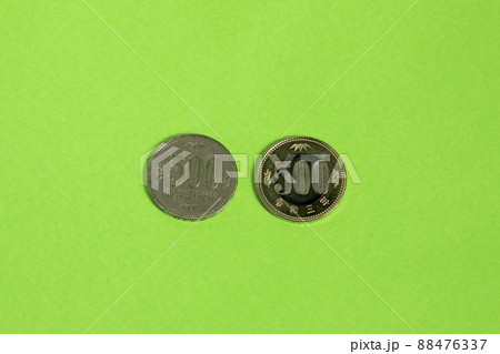 初代500円硬貨（白銅貨）と令和三年発行500円硬貨（バイカラークラッド貨） 88476337