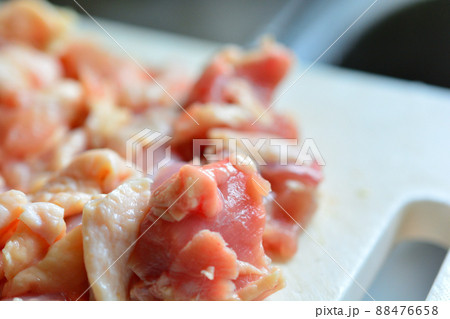 生の鶏モモ肉を調理する 生の鶏モモ肉を調理する 88476658