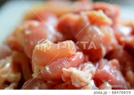 生の鶏モモ肉を調理する 88476659