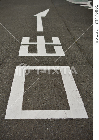 道路に書かれた出口という標識 道路に書かれた出口という標識 88476861