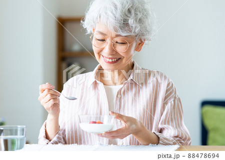 ヨーグルトを食べるシニアの女性 ヨーグルトを食べるシニアの女性 88478694