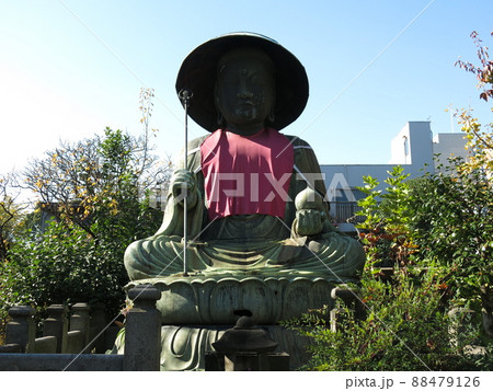 江東区の霊巌寺にある銅造地蔵菩薩坐像（江戸六地蔵） 88479126