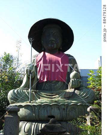 江東区の霊巌寺にある銅造地蔵菩薩坐像（江戸六地蔵） 88479128