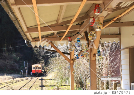 小湊鐵道「月崎駅」の天井に吊るされた空き缶オブジェ 小湊鐵道「月崎駅」の天井に吊るされた空き缶オブジェ 88479475