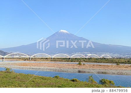 東海道新幹線から見た秋の富士山、富士川、富士川水管橋の眺め 88479956