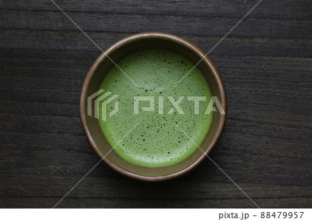木製テーブルの上の抹茶と茶碗 木製テーブルの上の抹茶と茶碗 88479957