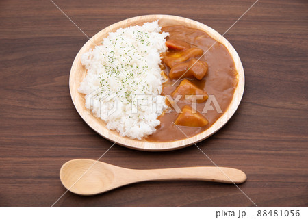 木皿と木製スプーンで食べるカレーライス 木皿と木製スプーンで食べるカレーライス 88481056