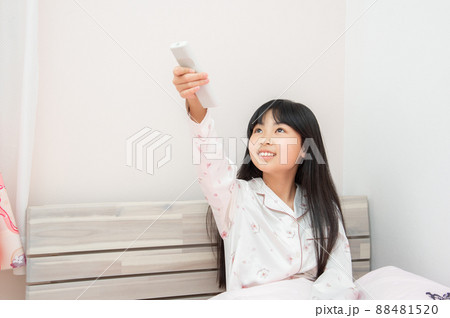 子供部屋で寝る前に電気を消す小学生の女の子 88481520
