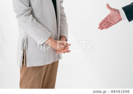 ビジネス　握手　手元 88481696