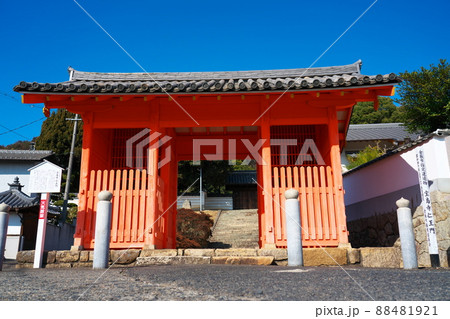【瀬戸内三十三観音霊場】第三番　寶嶋寺の仁王門3　岡山県倉敷市 88481921