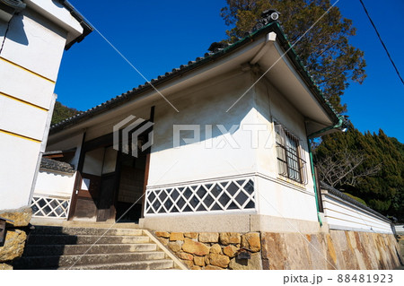 【瀬戸内三十三観音霊場】第三番　寶嶋寺本坊の重厚な門　岡山県倉敷市 88481923