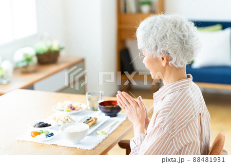 食事するシニアの女性 食事するシニアの女性 88481931