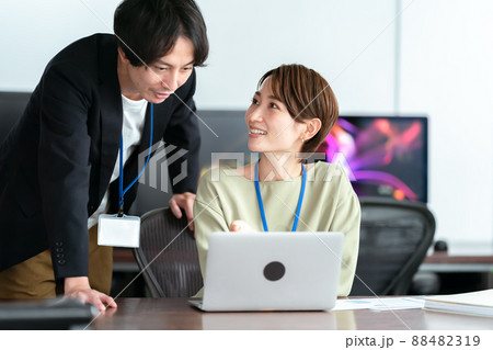 ビジネス　チーム　マーケティング　タスク 88482319