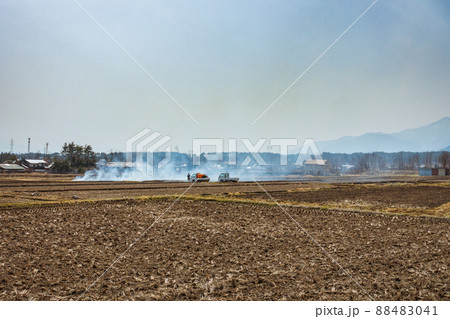 畦焼きの風景【春の安曇野】 88483041