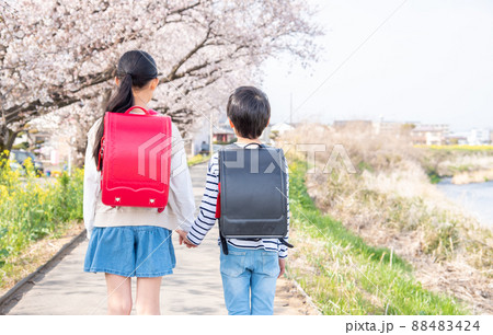 新学期を迎える小学生の男の子と女の子 88483424