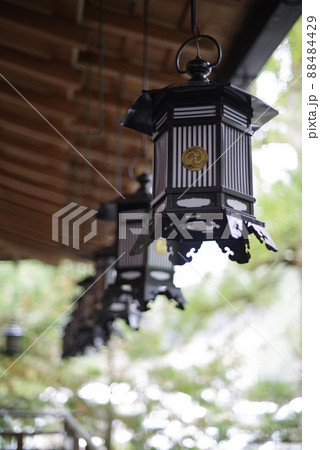 神社仏閣には吊り灯篭がよく似合う1の写真素材 [88484429] - PIXTA