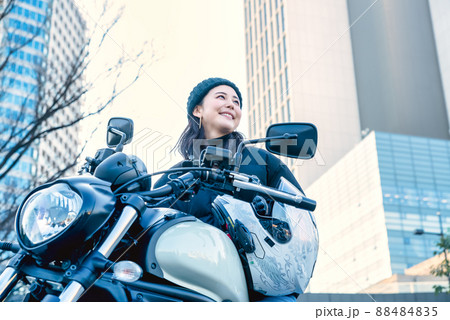 念願の大型バイクに跨る笑顔の女性 念願の大型バイクに跨る笑顔の女性 88484835