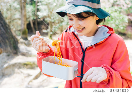 メスティンを使った料理を食べる女性 メスティンを使った料理を食べる女性 88484839