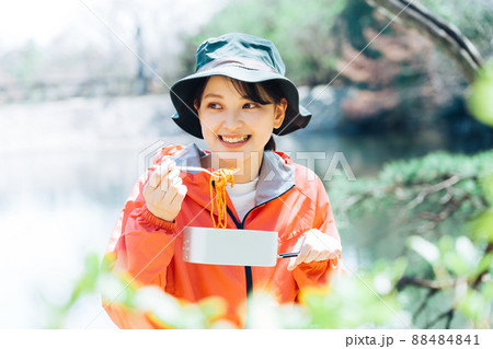 メスティンを使った料理を食べる女性 メスティンを使った料理を食べる女性 88484841