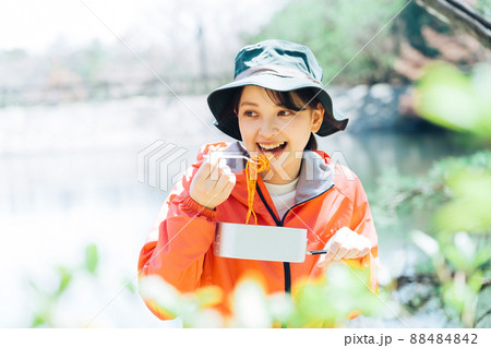 メスティンを使った料理を食べる女性 メスティンを使った料理を食べる女性 88484842