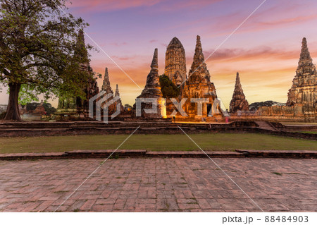Wat Chaiwatthanaram is a beautiful temple in the Ayutthaya Historical Park area of Ayutthaya, Thailand. 88484903