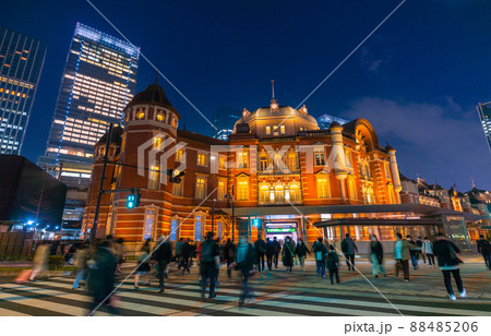 日本の東京都市景観 東京駅の赤レンガ駅舎などを望む＝4月7日 88485206
