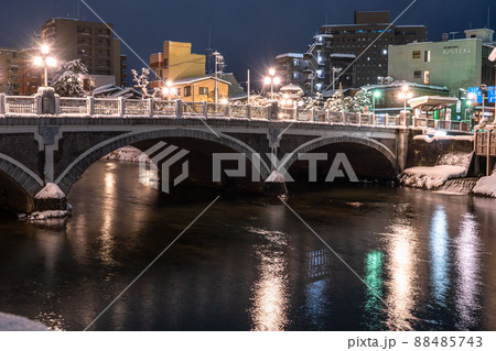 《石川県》雪の降る浅野川大橋・雪の金沢市 《石川県》雪の降る浅野川大橋・雪の金沢市 88485743