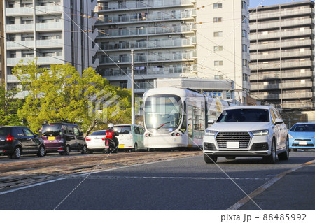 車と広島市内を走る路面電車/広島県広島市南区 88485992