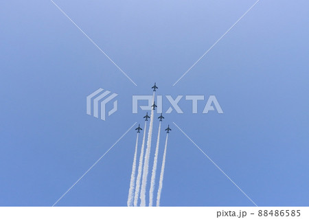 ブルーインパルス　編隊飛行　スワン　展示飛行　フライバイ航空祭　エアショー 88486585