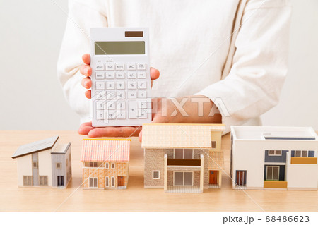 戸建て住宅とミドル女性 88486623