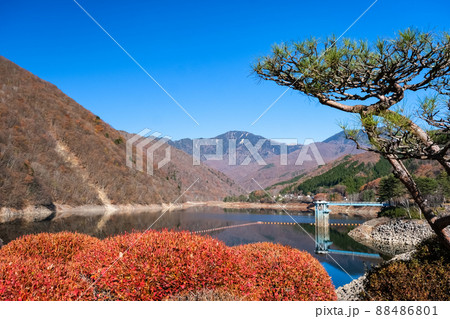 山梨県山梨市 秋の広瀬ダム、広瀬湖 88486801