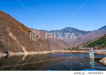 山梨県山梨市 秋の広瀬ダム、広瀬湖 88486803