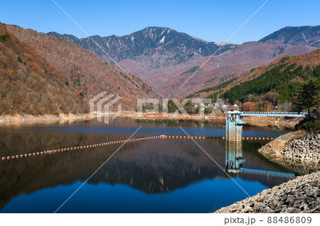 山梨県山梨市 秋の広瀬ダム、広瀬湖 88486809