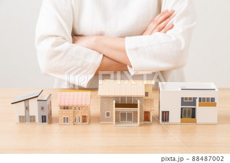 戸建て住宅とミドル女性 88487002