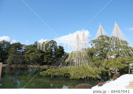 冬晴れの兼六園 雪化粧 冬晴れの兼六園 雪化粧 88487041