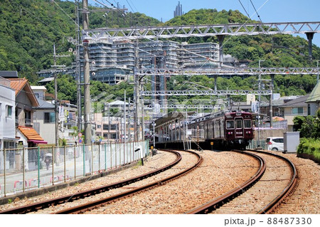 箕面駅に停車する阪急電車 88487330
