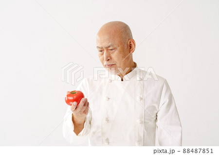 野菜をもつベテランシェフ 88487851
