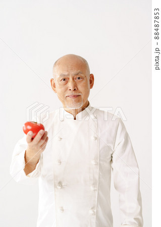 野菜をもつベテランシェフ 野菜をもつベテランシェフ 88487853