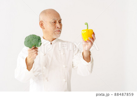 野菜をもつベテランシェフ 野菜をもつベテランシェフ 88487859
