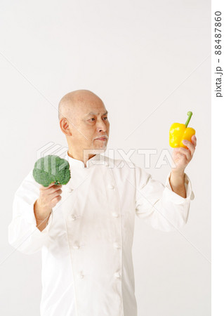 野菜をもつベテランシェフ 野菜をもつベテランシェフ 88487860