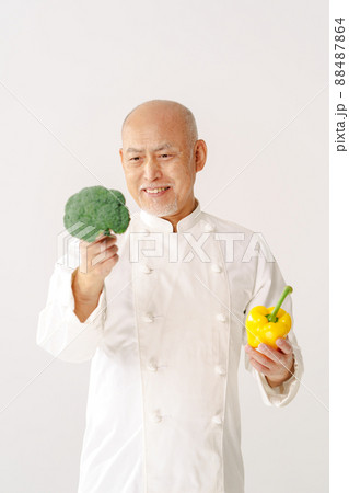 野菜をもつベテランシェフ 野菜をもつベテランシェフ 88487864