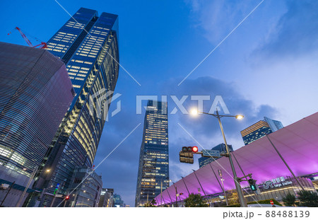 日本の東京都市景観 東京駅前の東京ミッドタウン八重洲などを望む＝4月7日 88488139