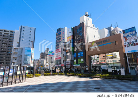 東京都葛飾区 新小岩駅 南口の街並み JR新小岩駅南口交番前広場 88489438