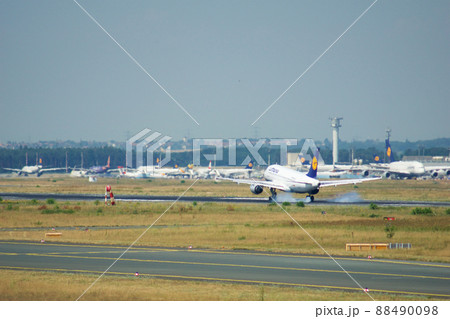 FRANKFURT, GERMANY - JUN 09th, 2017: Lufthansa Airbus A319-100 old livery with registration D-AILR on short final, touchdown runway at Frankfurt airport 88490098