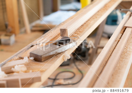 工事現場に置かれている鉋と木材 工事現場に置かれている鉋と木材 88491679