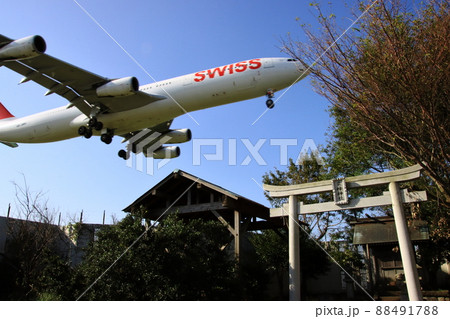 東峰神社と飛行機(SWISS) 【千葉県成田市成田空港東峰神社にて】 東峰神社と飛行機(SWISS) 【千葉県成田市成田空港東峰神社にて】 88491788