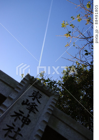 東峰神社鳥居と飛行機雲　【千葉県成田市成田空港東峰神社にて】 88491805