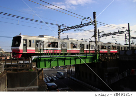 跨道橋を渡る新京成電車 【千葉県習志野市新津田沼駅付近にて】 跨道橋を渡る新京成電車 【千葉県習志野市新津田沼駅付近にて】 88491817