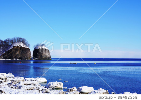 冬の二ツ岩海岸　北海道 88492558