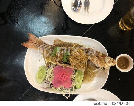 魚の丸揚げと彩られた野菜 魚の丸揚げと彩られた野菜 88492586